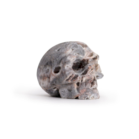 Aus Kalzitgeoden geschnitzter Totenkopf – (ca. 4,5 cm)